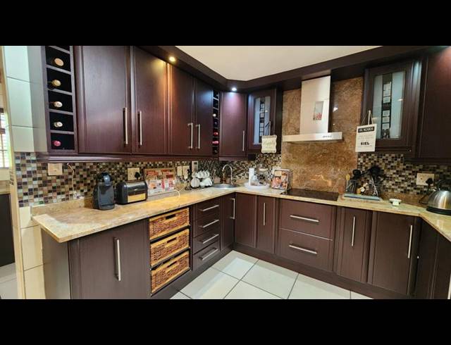4 BEDROOM HOUSE FOR SALE IN MORELETAPARK